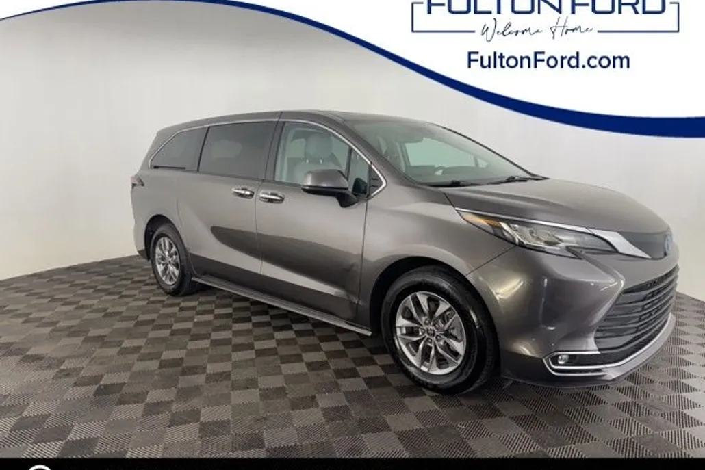 2023 Toyota Sienna XLE photo 1