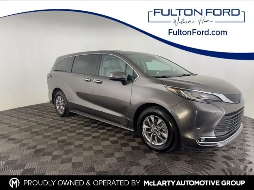 2023 Toyota Sienna XLE photo 1