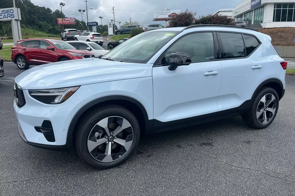 2026 Volvo XC40 Plus photo 1