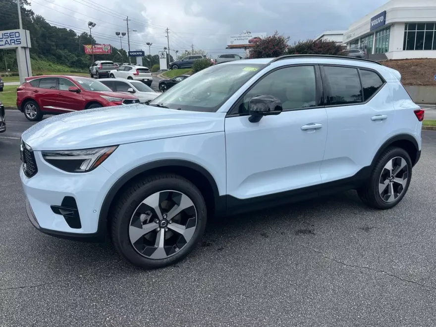 2026 Volvo XC40 Plus photo 1