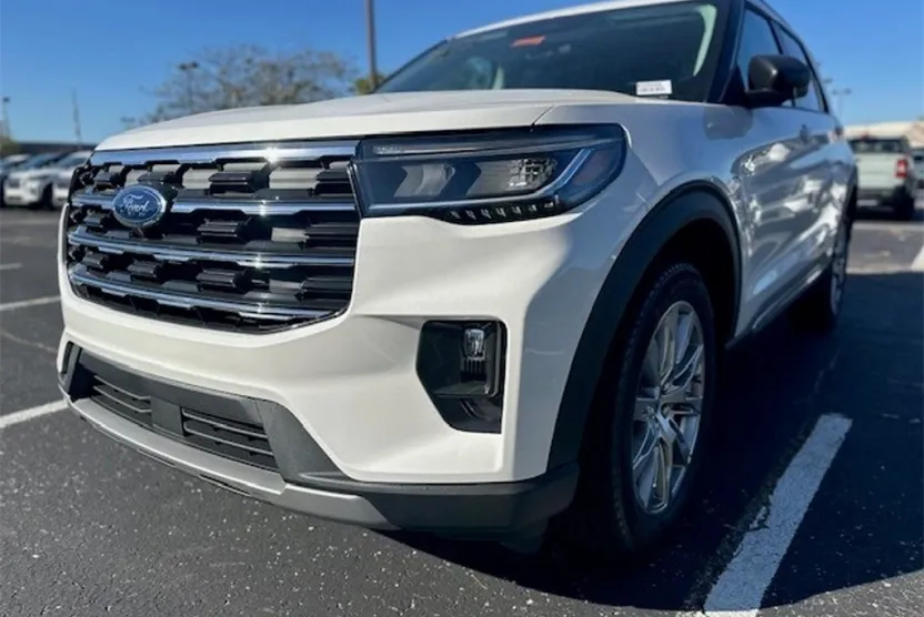 2025 Ford Explorer photo 1