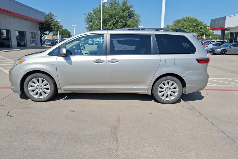 2016 Toyota Sienna XLE photo 1