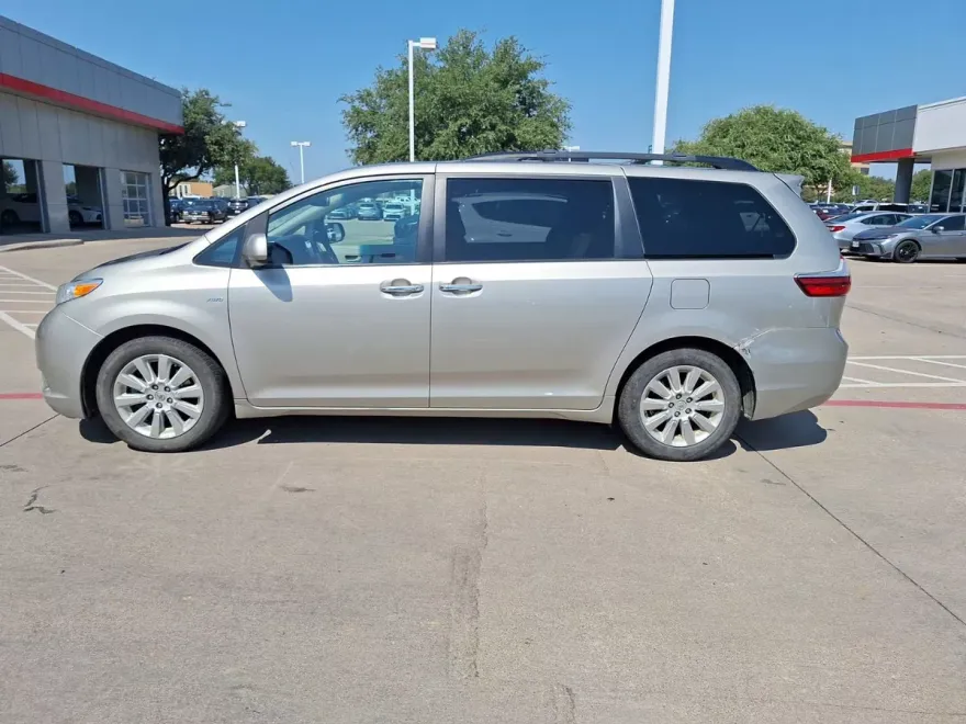 2016 Toyota Sienna XLE photo 1