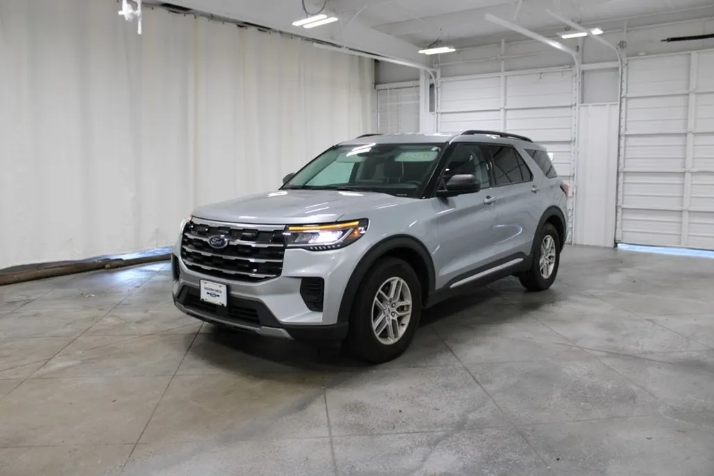 2025 Ford Explorer photo 1
