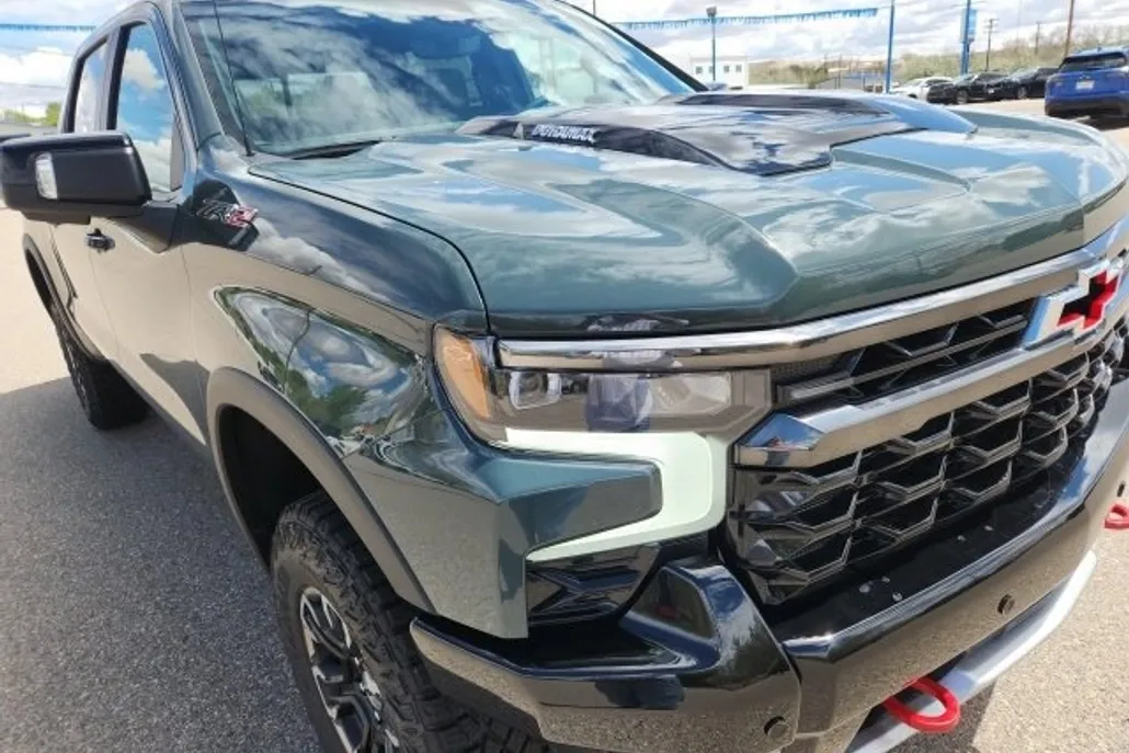 2025 Chevrolet Silverado 1500 ZR2 photo 1