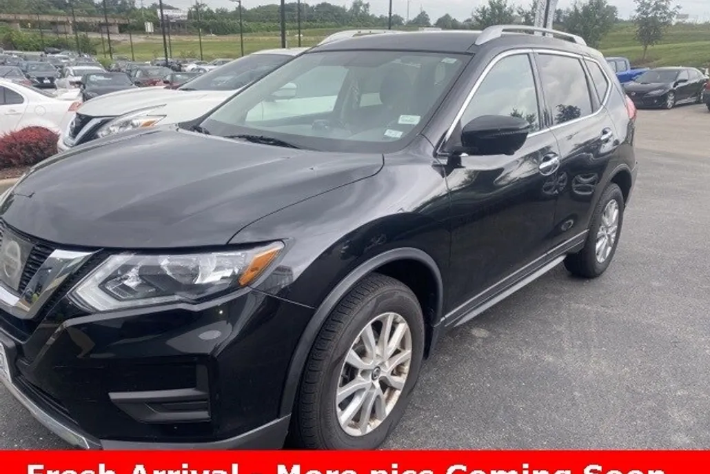 2017 Nissan Rogue SV photo 1