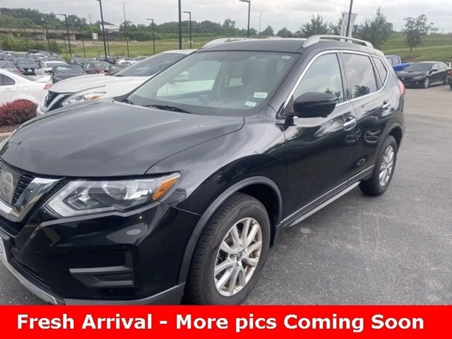 2017 Nissan Rogue SV photo 1