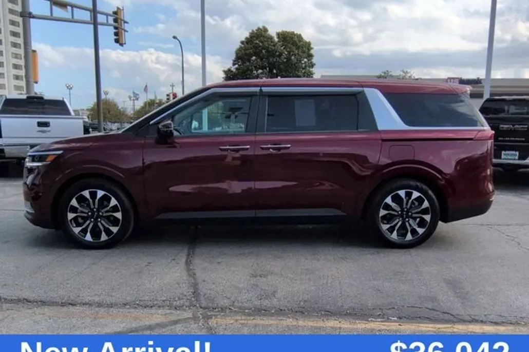 2023 Kia Carnival EX photo 1