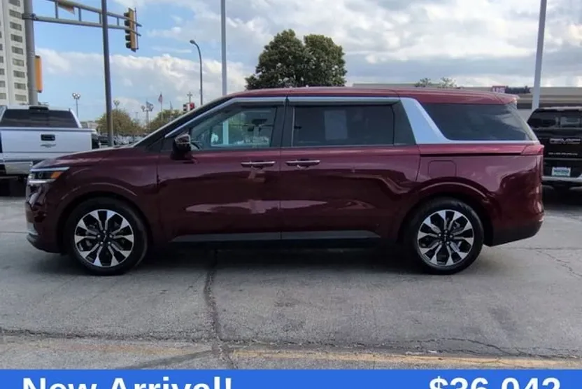 2023 Kia Carnival EX photo 1