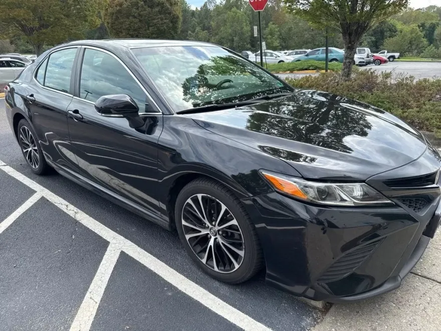 2018 Toyota Camry SE photo 1