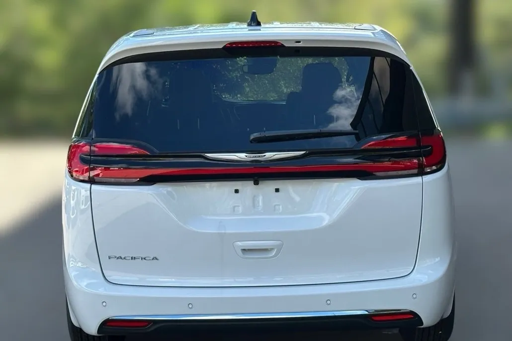 2026 Chrysler Pacifica photo 1