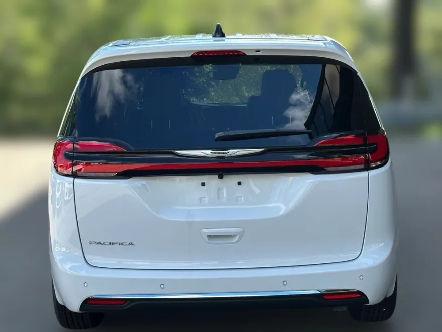 2026 Chrysler Pacifica photo 1