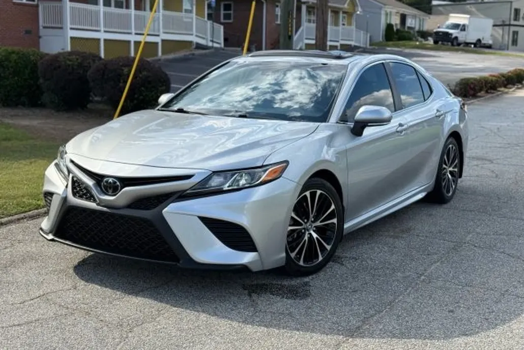 2018 Toyota Camry SE XLE photo 1