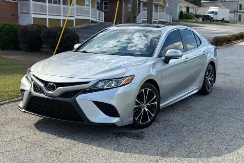 2018 Toyota Camry SE XLE photo 1