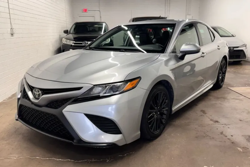 2020 Toyota Camry SE photo 1