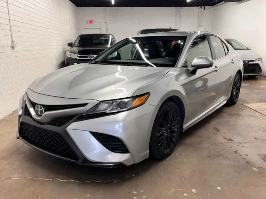 2020 Toyota Camry SE photo 1