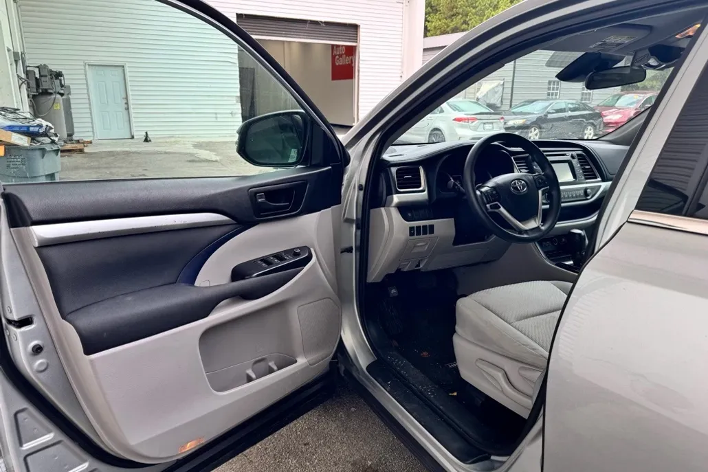 2019 Toyota Highlander LE photo 1
