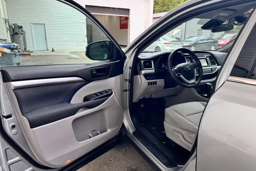 2019 Toyota Highlander LE photo 1