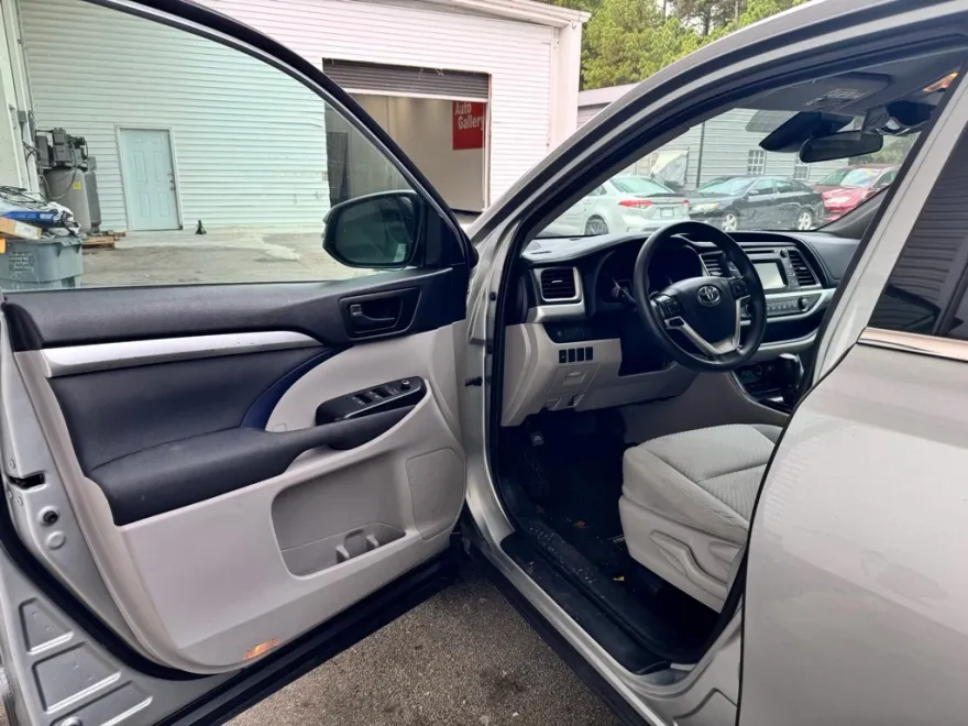2019 Toyota Highlander LE photo 1
