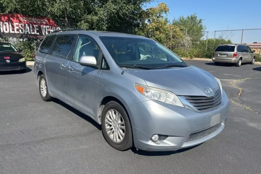 2014 Toyota Sienna XLE photo 1