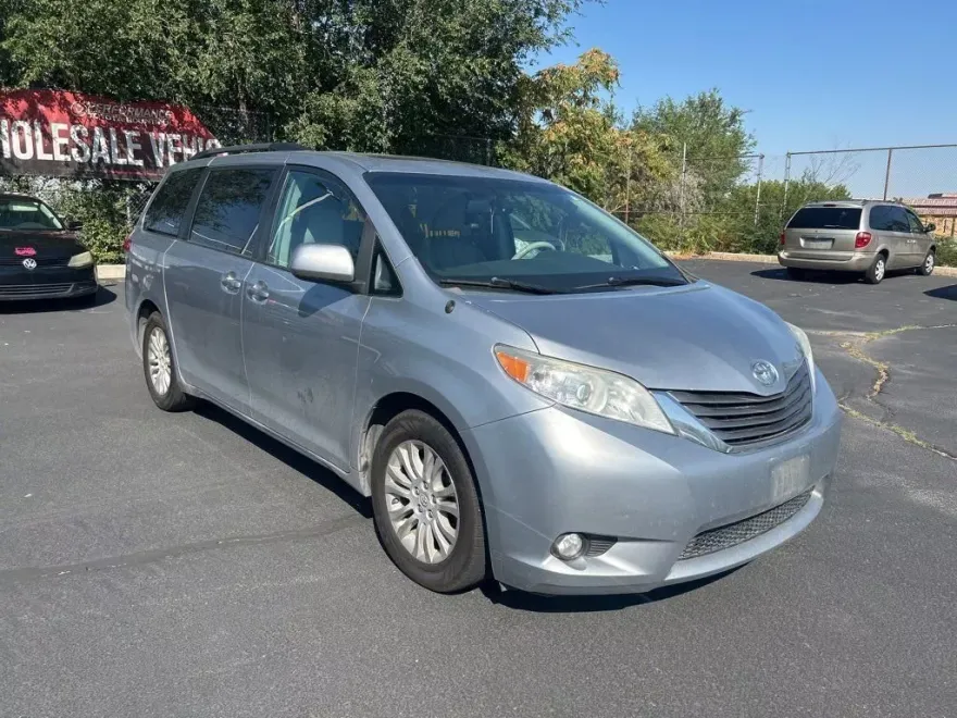 2014 Toyota Sienna XLE photo 1