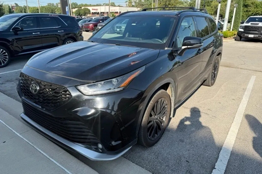 2023 Toyota Highlander L photo 1