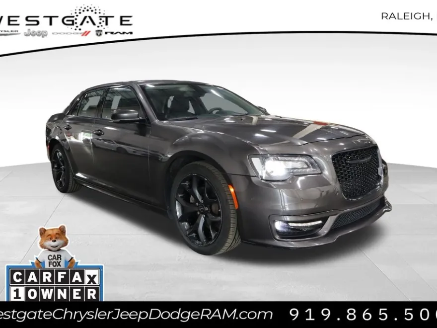 2022 Chrysler 300 Touring L photo 1