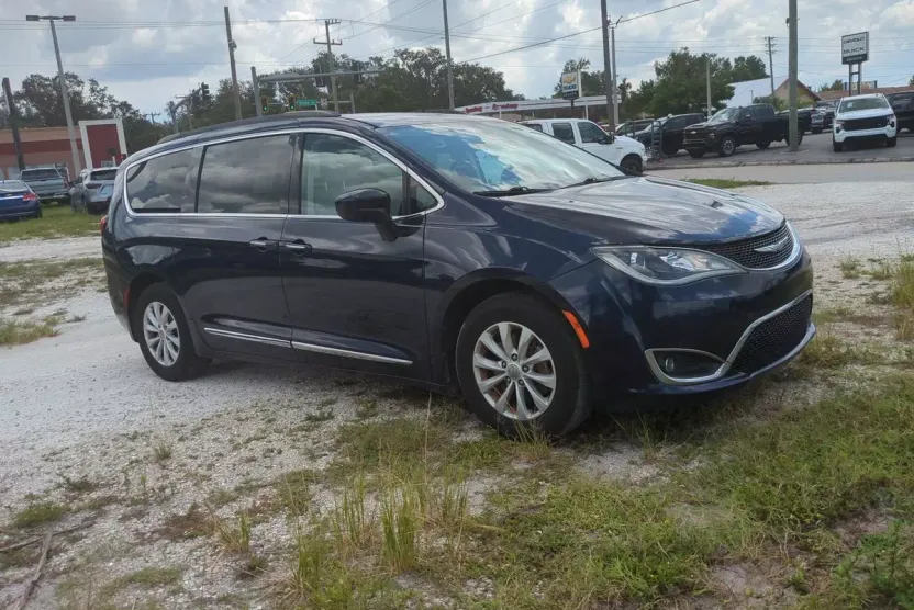 2017 Chrysler Pacifica Touring L photo 1