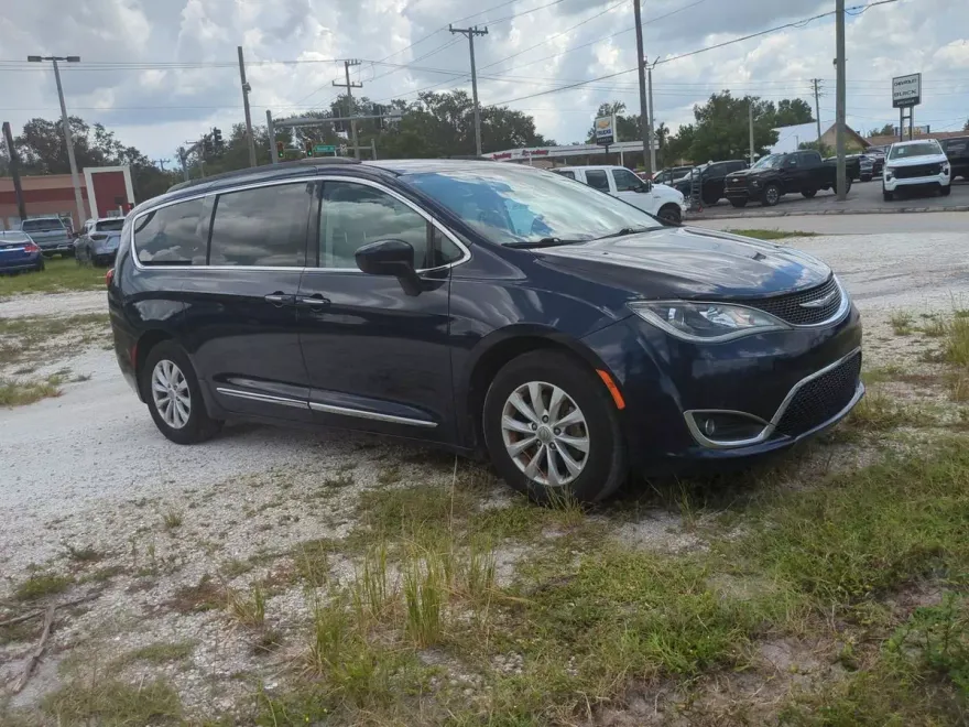 2017 Chrysler Pacifica Touring L photo 1