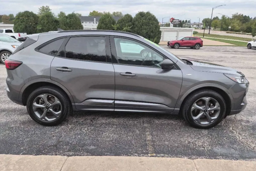 2023 Ford Escape ST-Line photo 1