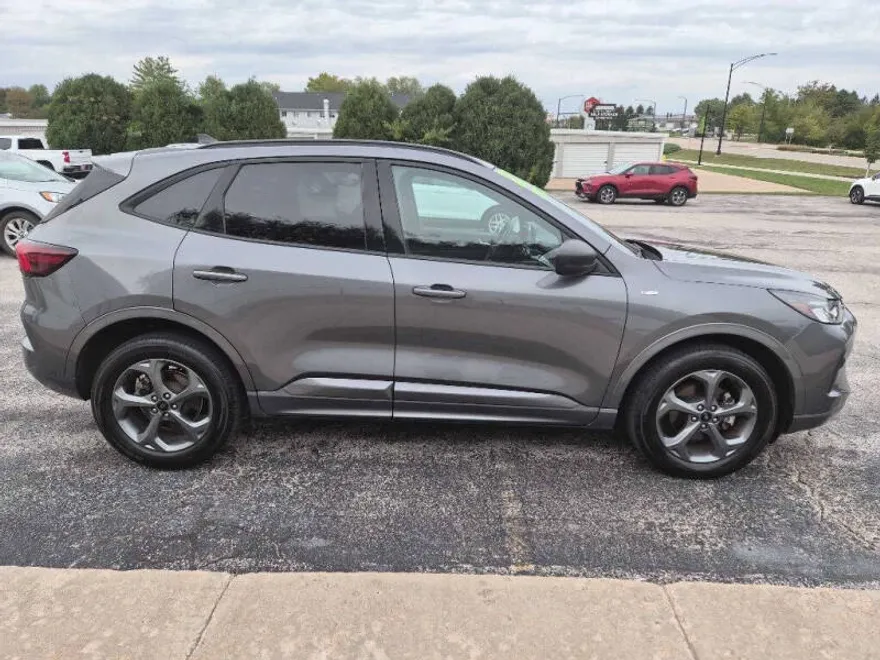 2023 Ford Escape ST-Line photo 1