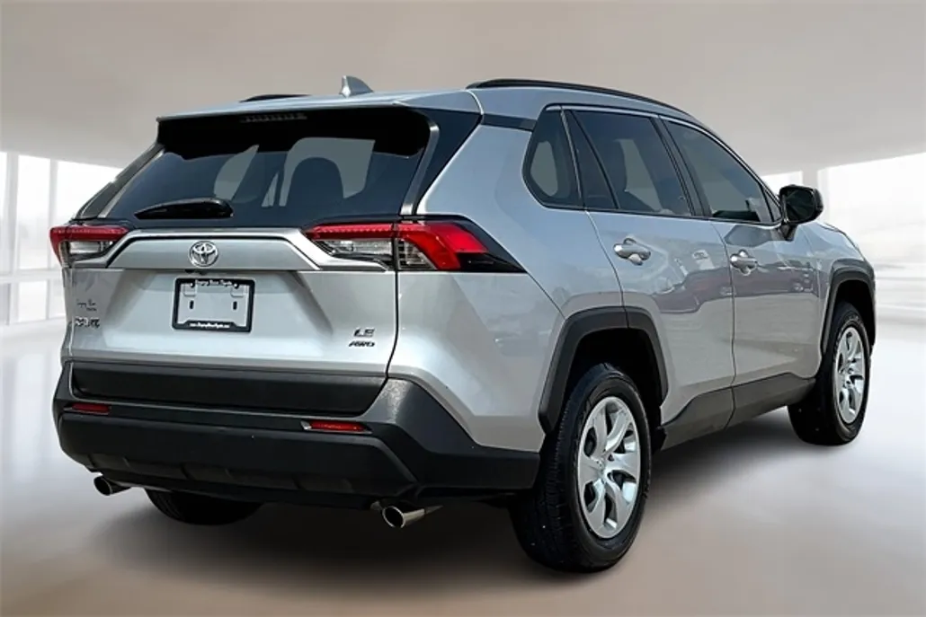 2020 Toyota RAV4 LE photo 1