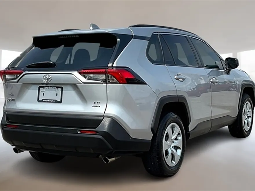 2020 Toyota RAV4 LE photo 1