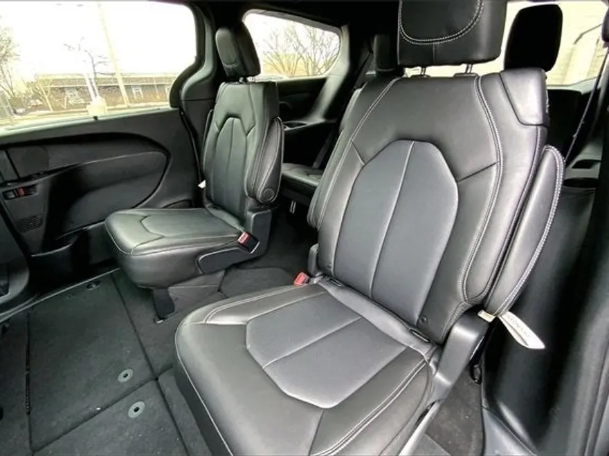 2025 Chrysler Pacifica photo 10