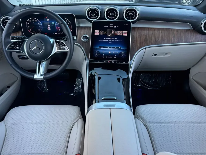 2025 Mercedes Benz GLC 300 4MATIC photo 1