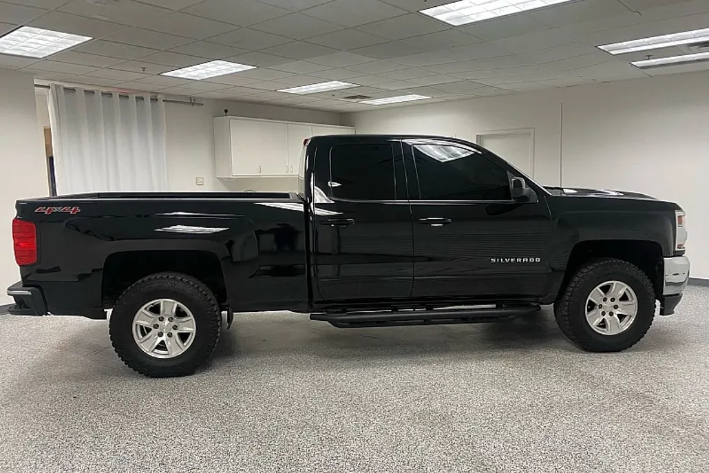 2017 Chevrolet Silverado 1500 LT photo 1