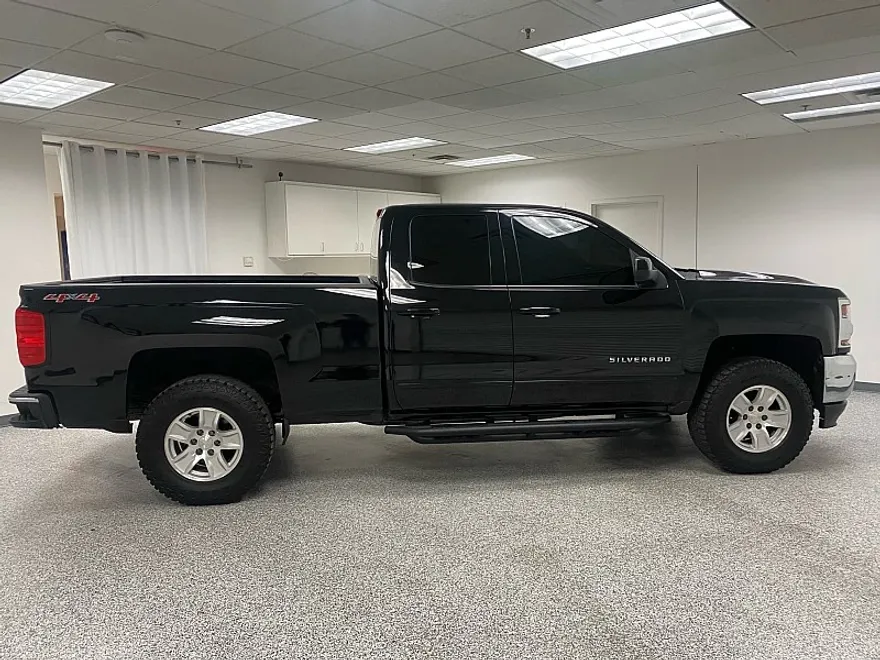 2017 Chevrolet Silverado 1500 LT photo 1