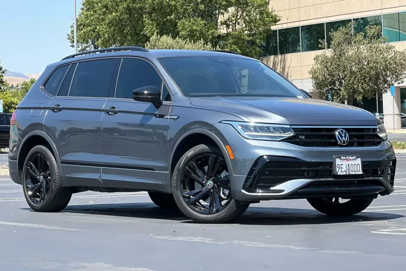 2023 Volkswagen Tiguan SE R-Line Black photo 1