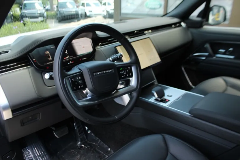 2024 Land Rover Range Rover SE photo 1