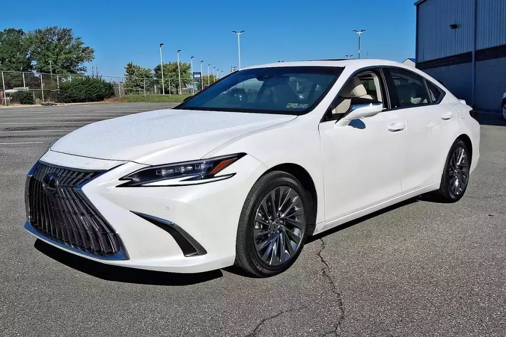 2025 Lexus ES 300h Ultra Luxury photo 1