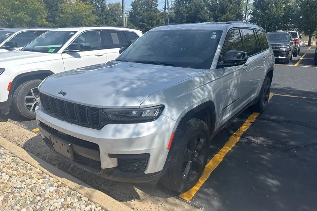 2023 Jeep Grand Cherokee Altitude photo 1