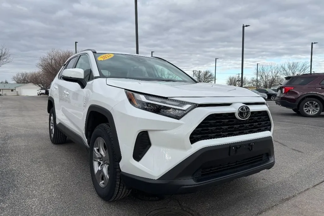 2023 Toyota RAV4 XLE photo 1