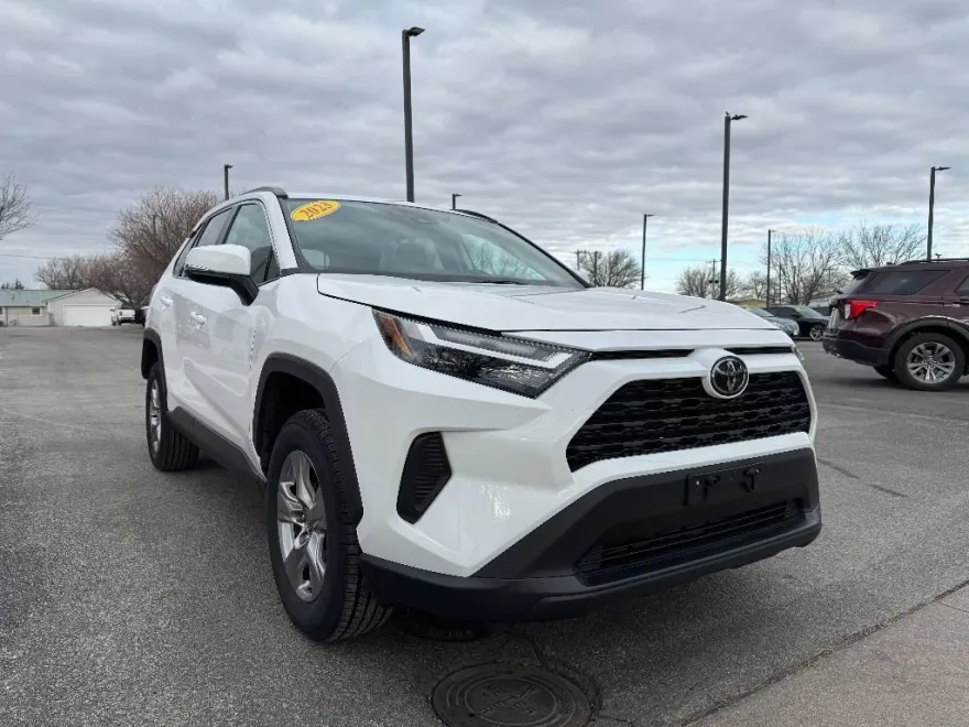 2023 Toyota RAV4 XLE photo 1