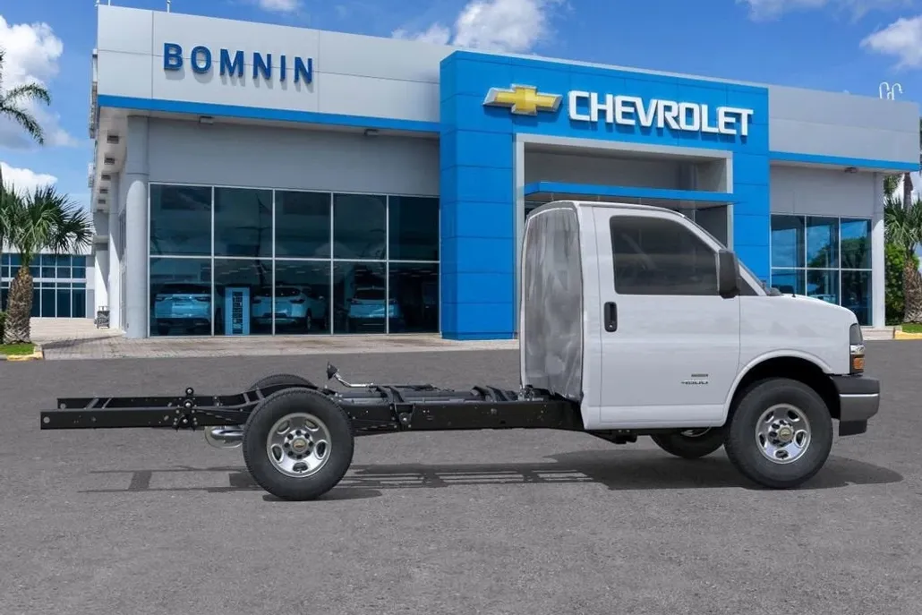 2025 Chevrolet Express Cutaway 3500 photo 1