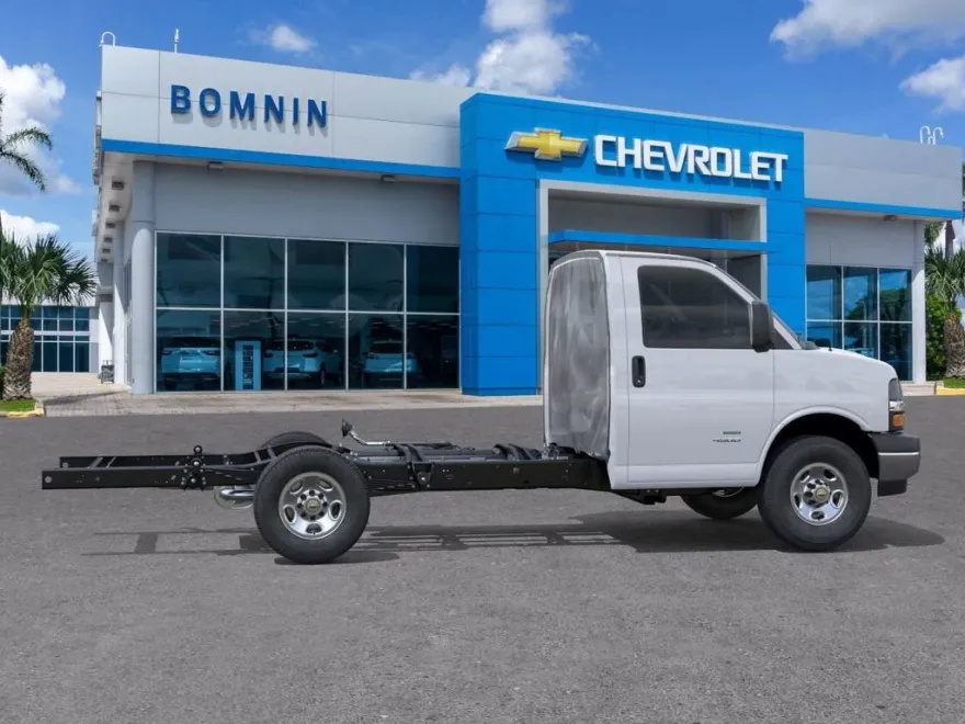 2025 Chevrolet Express Cutaway 3500 photo 1