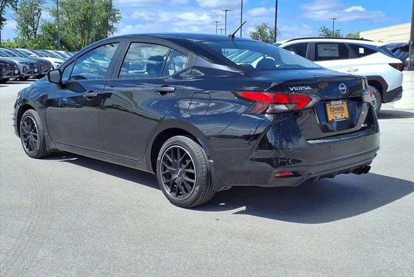 2024 Nissan Versa 1.6 S photo 1