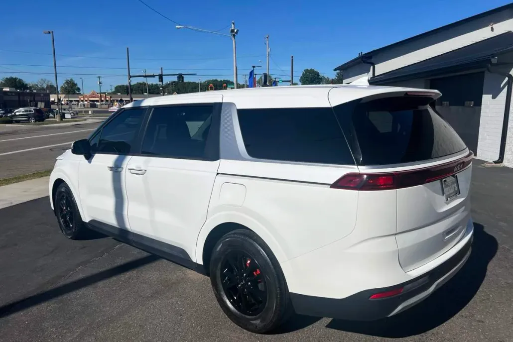 2023 Kia Carnival LX photo 1