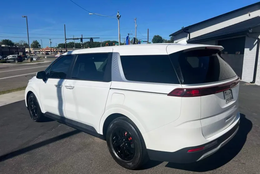 2023 Kia Carnival LX photo 1