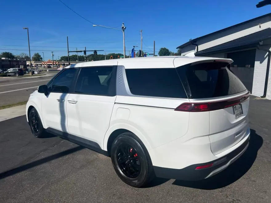 2023 Kia Carnival LX photo 1
