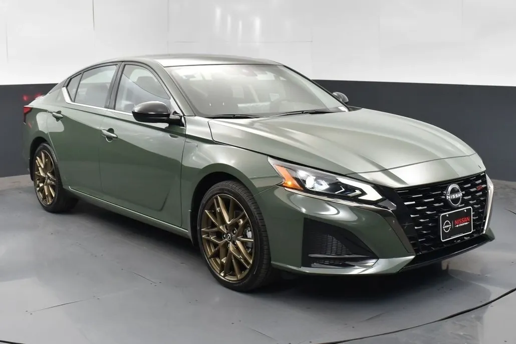 2025 Nissan Altima SR photo 1